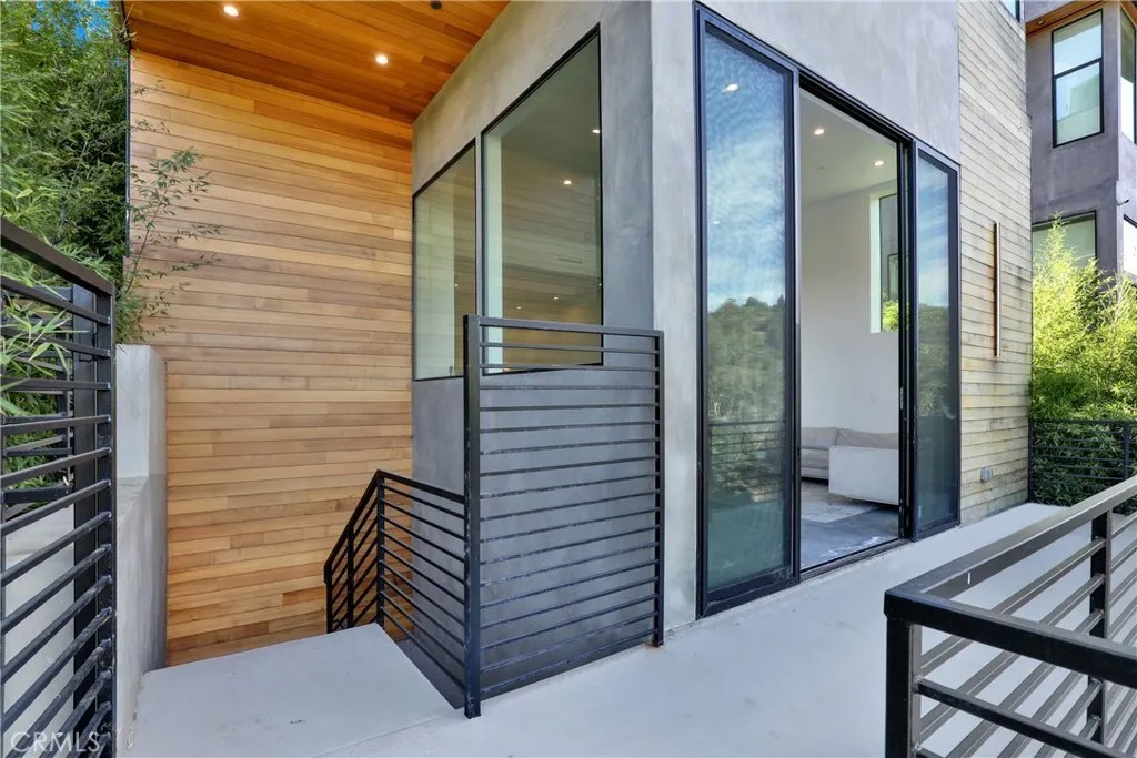 3949 Glenalbyn Drive