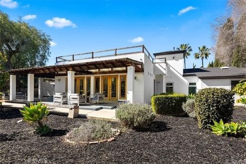 Photo of 2207 Golden Cir, Newport Beach, CA 92660 (MLS # OC25245257) Photo of 2207 Golden Cir, Newport Beach, CA 92660 (MLS # OC25245257)