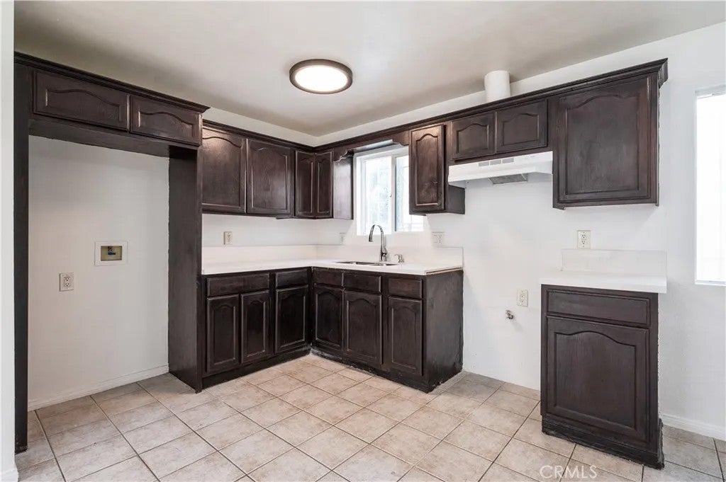1585 E 48th Place