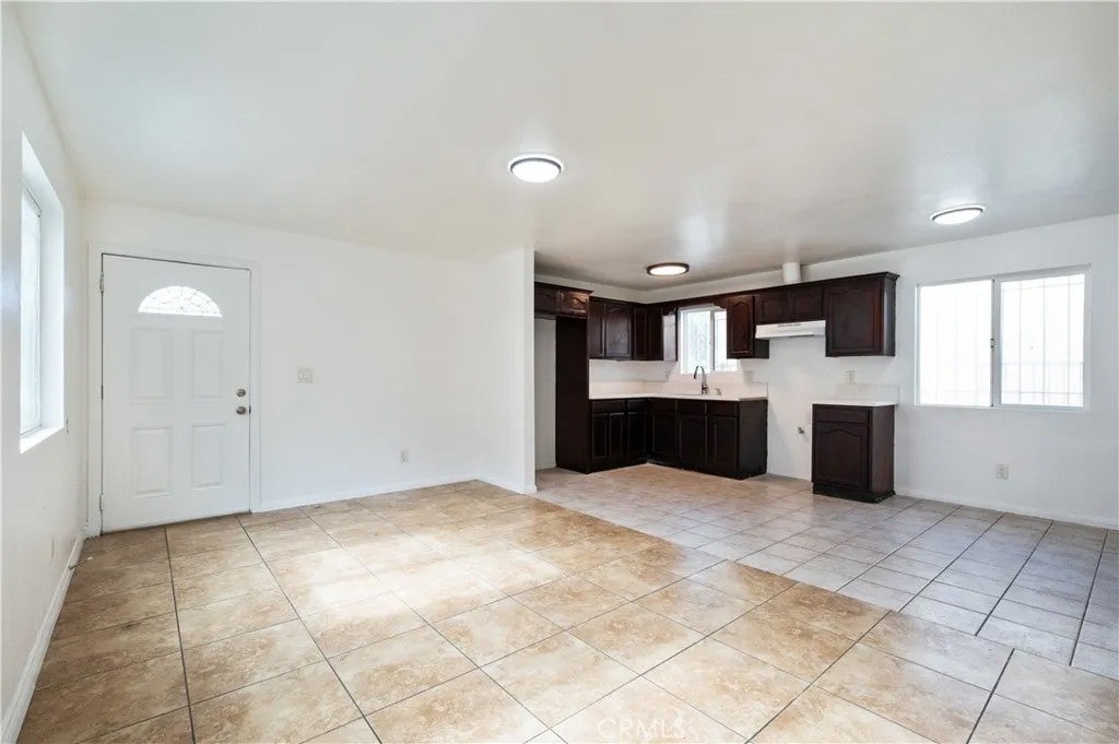 1585 E 48th Place