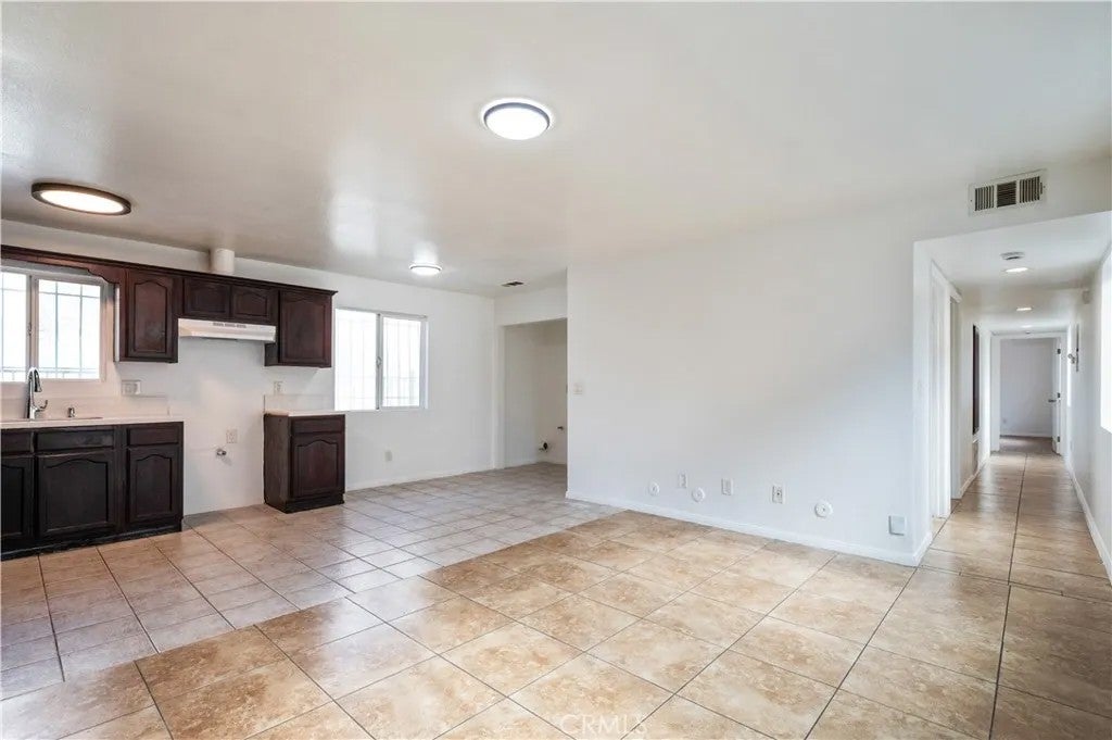 1585 E 48th Place