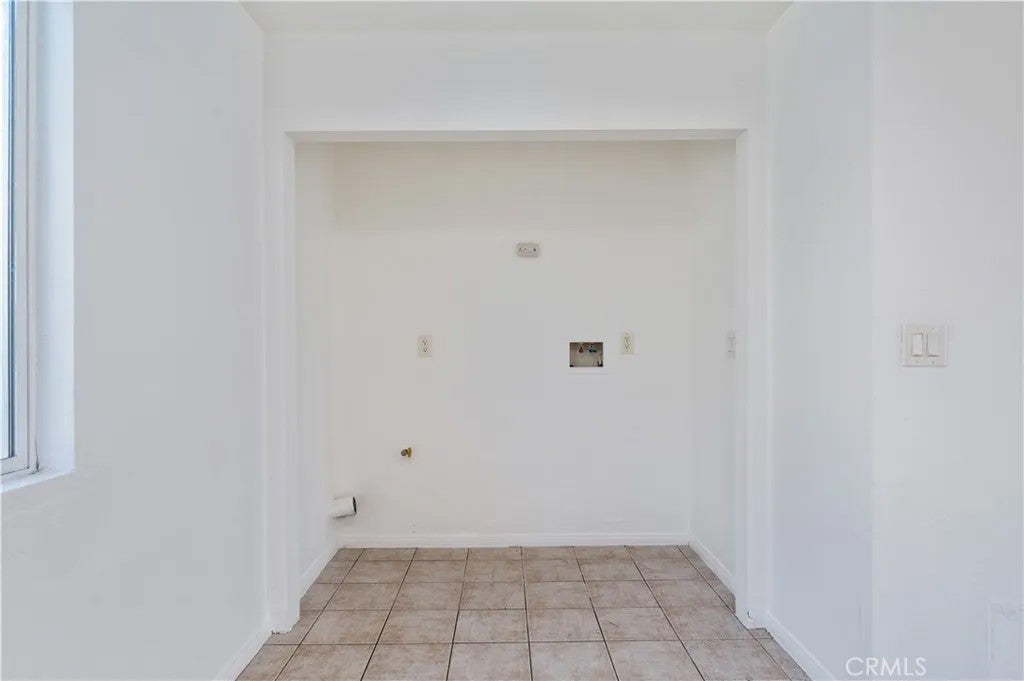 1585 E 48th Place