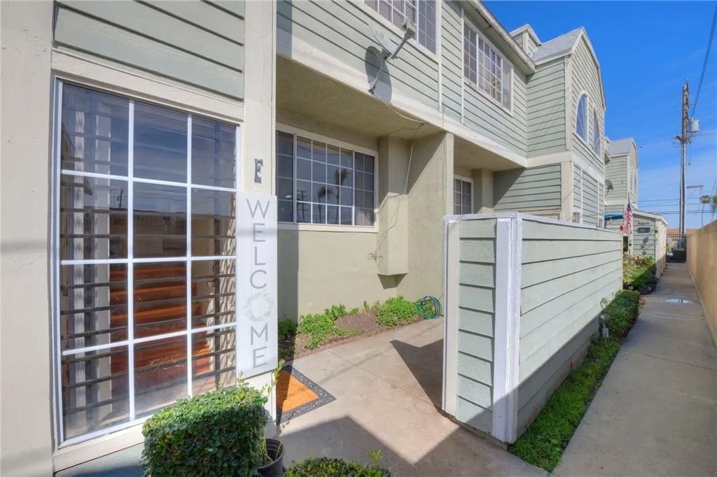 Photo of 16331 Cornuta Avenue #E, Bellflower, CA 90706 (MLS # RS26047613)