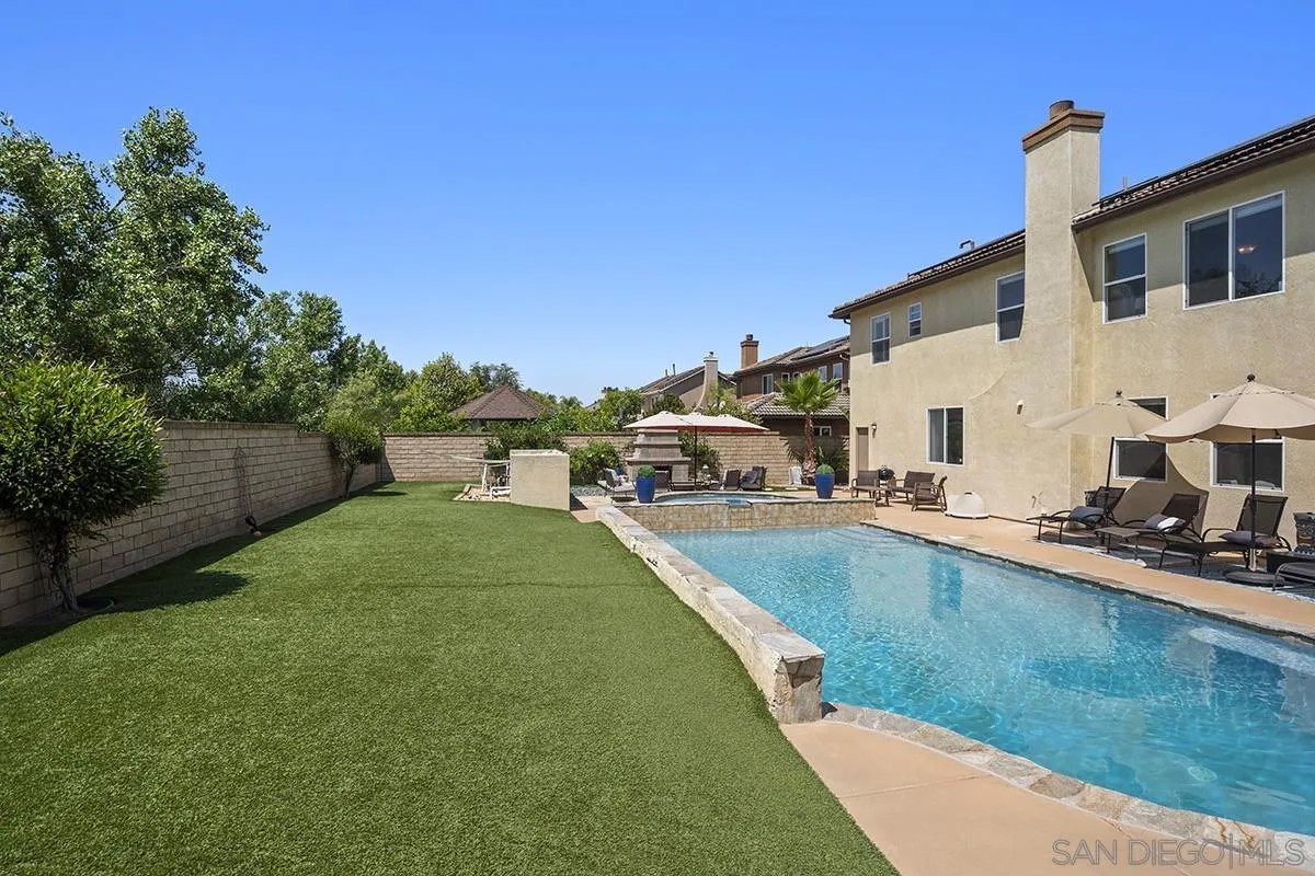 2340 Douglaston Glen