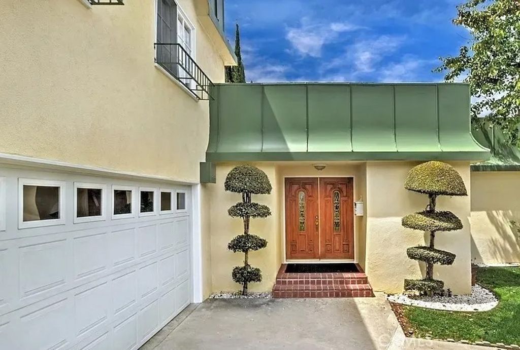 Photo of 11304 Dona Lola Dr, Studio City, CA 91604 (MLS # IN26078456)