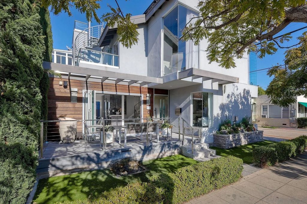 Photo of 911 9Th St, Coronado, CA 92118 (MLS # 260001370)