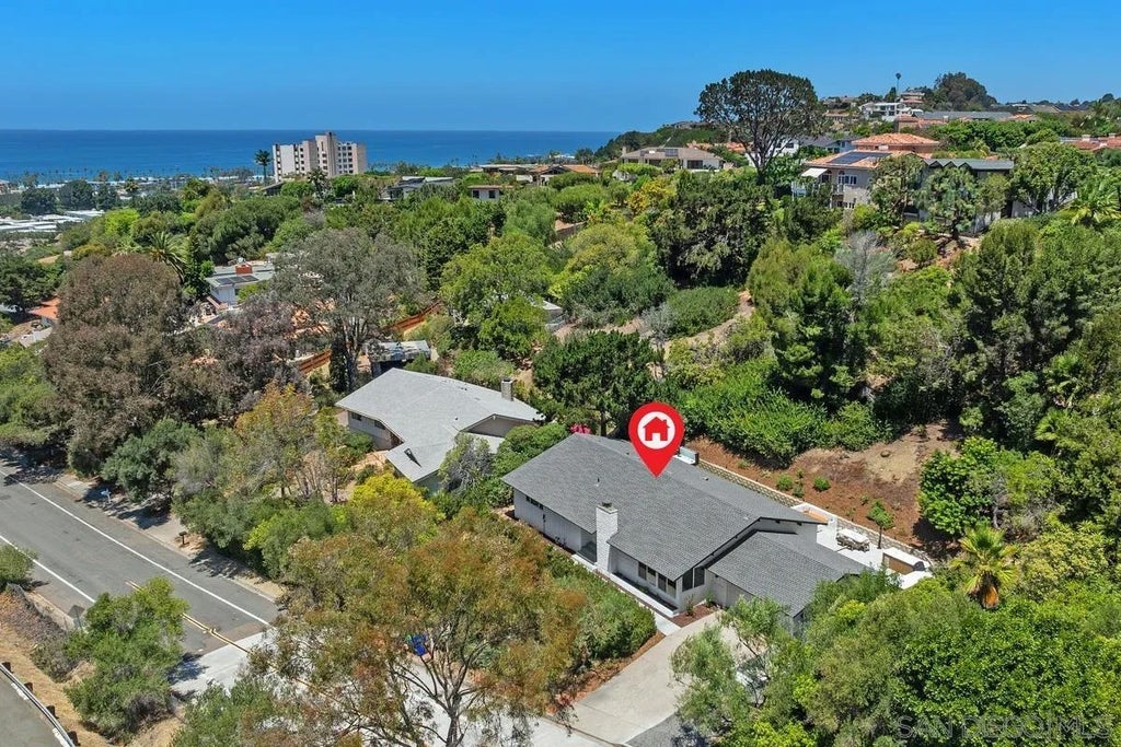 Photo of 2586 Azure Coast Dr, La Jolla, CA 92037 (MLS # 260018640)