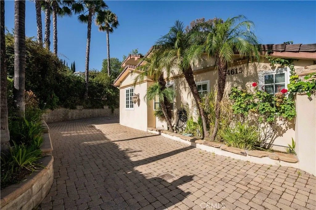 Photo of 4615 White Oak, Encino, CA 91316 (MLS # SR26082736)