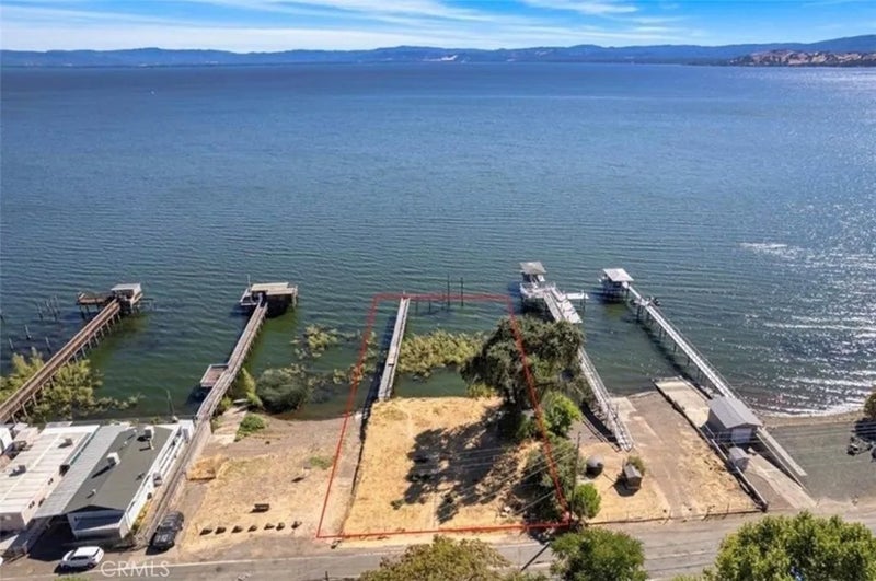 3383 Lakeshore