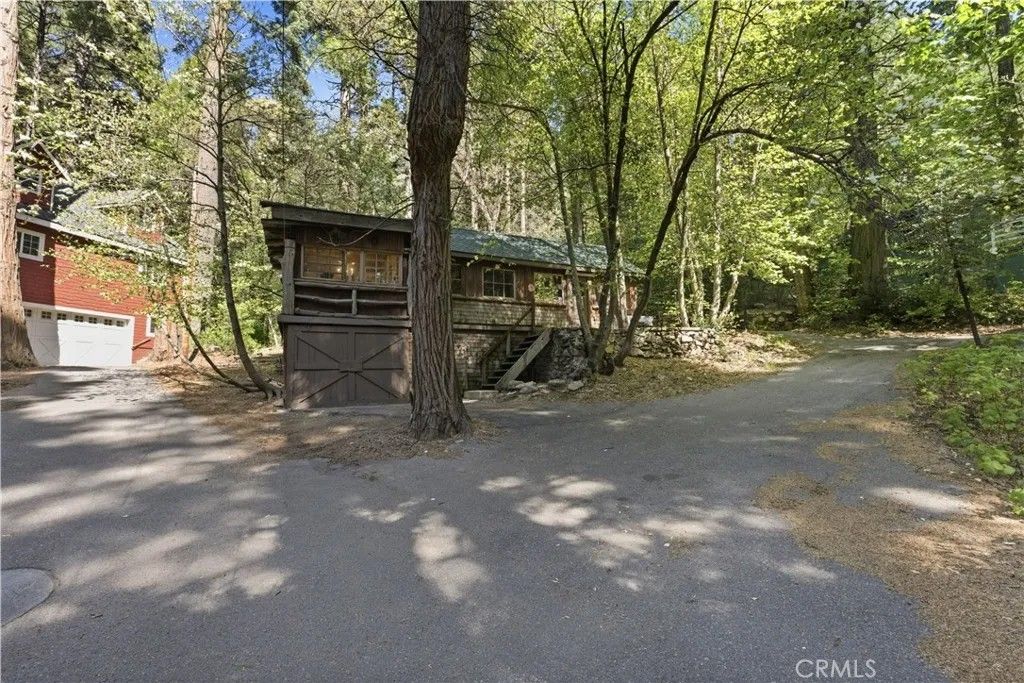 Photo of 815 Cottage Grove, Lake Arrowhead, CA 92352 (MLS # HD26094770)