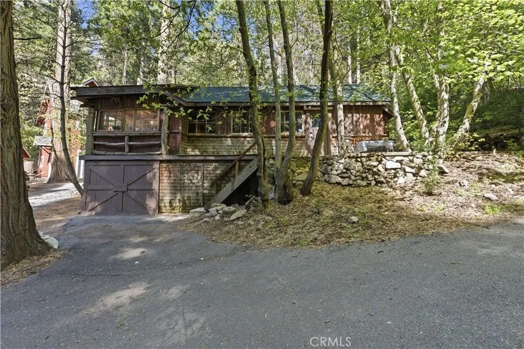 Photo of 815 Cottage Grove, Lake Arrowhead, CA 92352 (MLS # HD26094770)