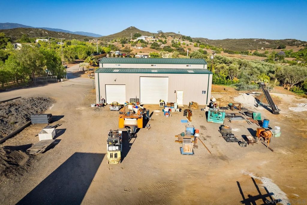 Photo of 31141 Saddleback Rd, Valley Center, CA 92082 (MLS # 250033520)