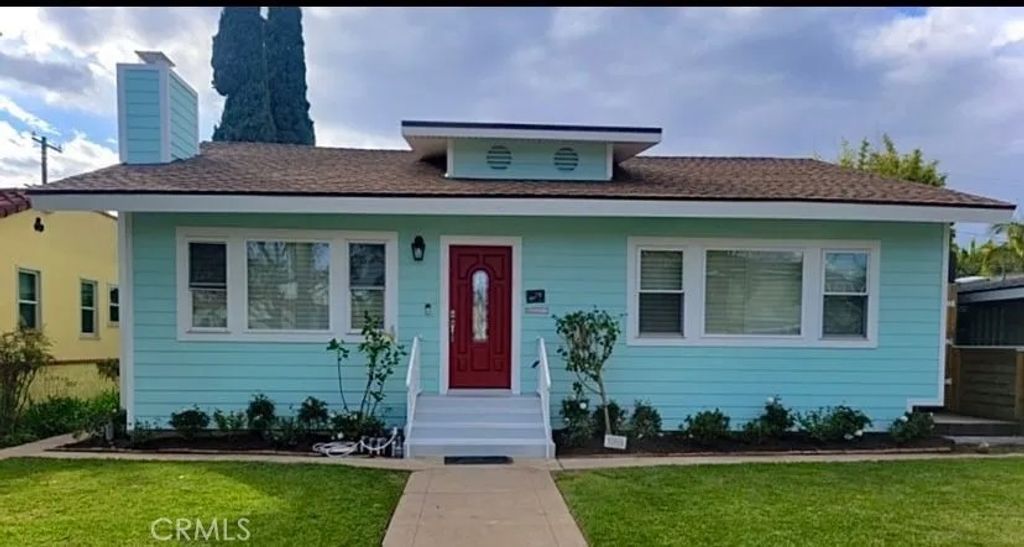 Photo of 305 Roycroft Ave, Long Beach, CA 90814 (MLS # PW25276706)