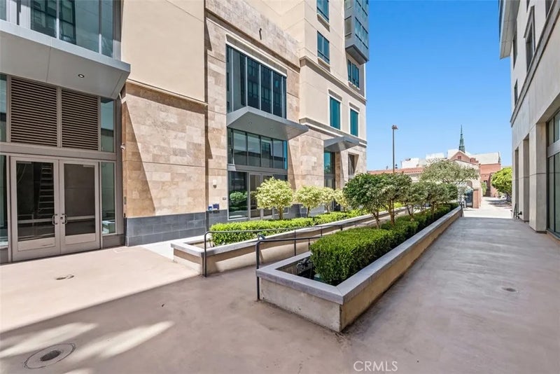 39 S Los Robles Avenue 6020