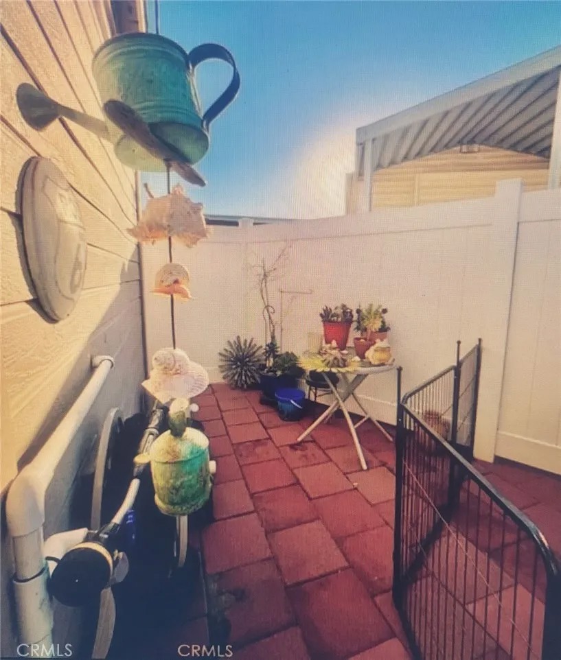 1295 S Cawston