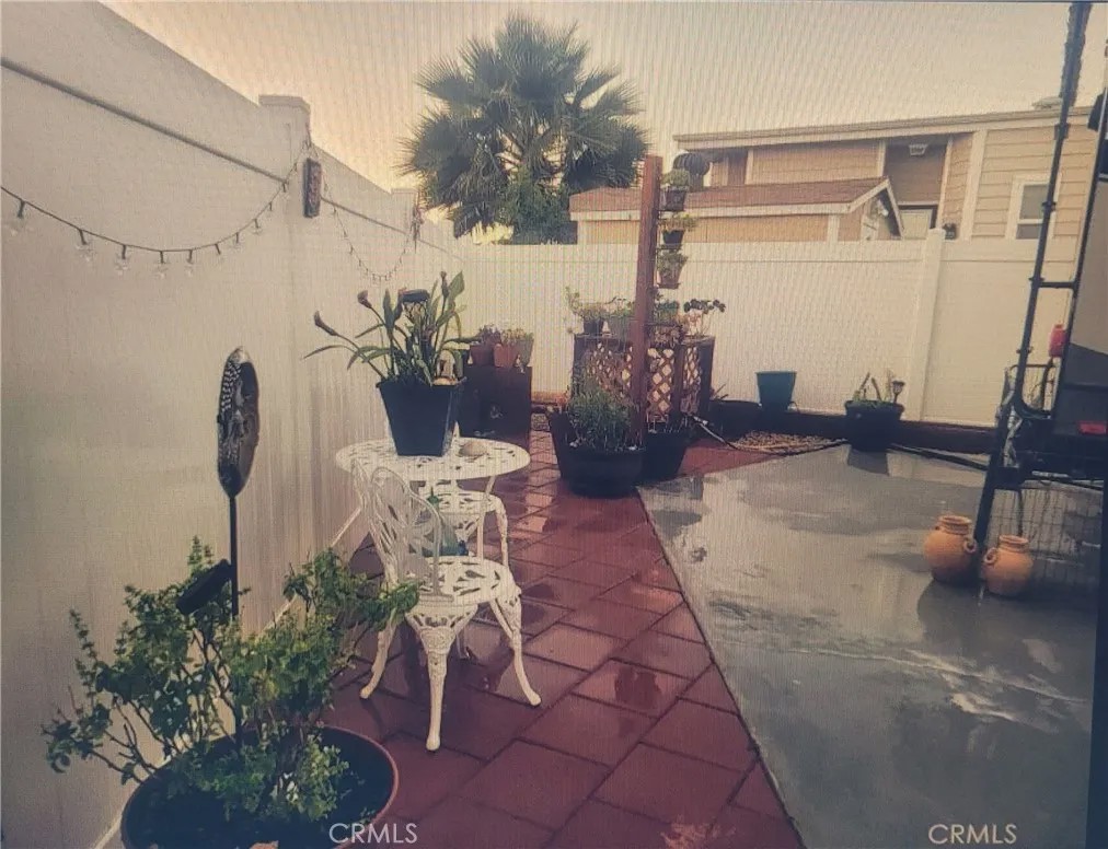 1295 S Cawston