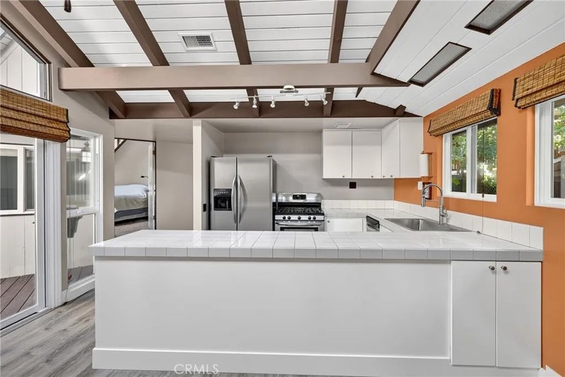594 W Victoria Court