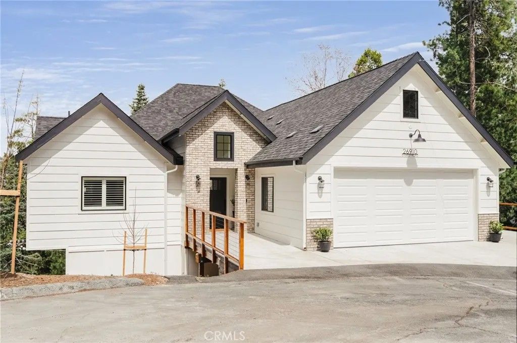 Photo of 26910 Everest Road, Lake Arrowhead, CA 92352 (MLS # IG26069450)