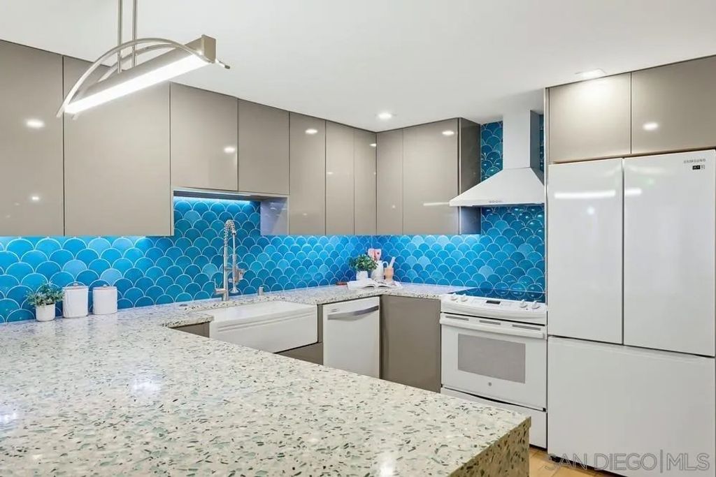 Photo of 3916 Riviera Dr Unit 504 Dr, San Diego, CA 92109 (MLS # 260007728)