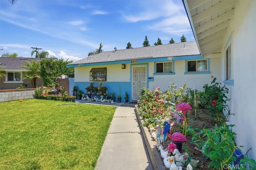 8802 Los Flores