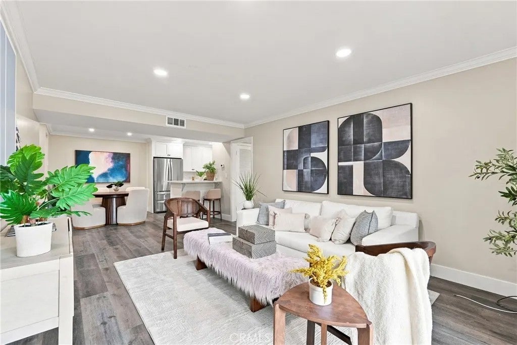278 N Wilshire 108