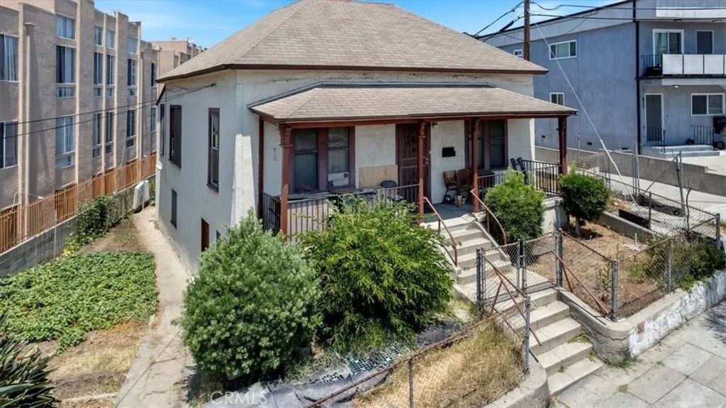 Photo of 811 N Bunker Hill Avenue, Los Angeles, CA 90012 (MLS # WS26019143)