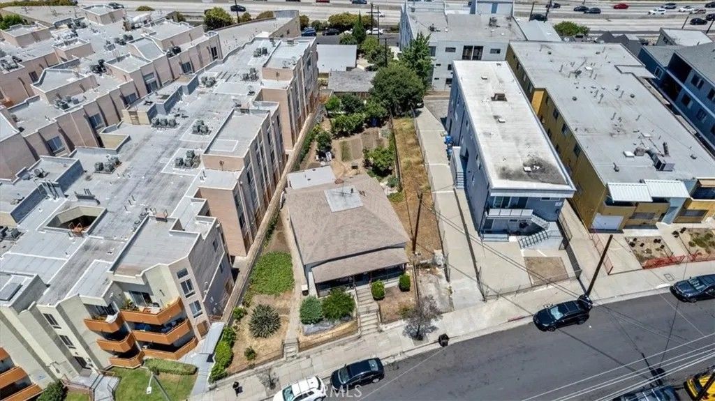 Photo of 811 N Bunker Hill Avenue, Los Angeles, CA 90012 (MLS # WS26019143)