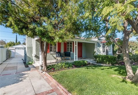 Photo of 625 N Naomi St, Burbank, CA 91505 (MLS # BB26029911)