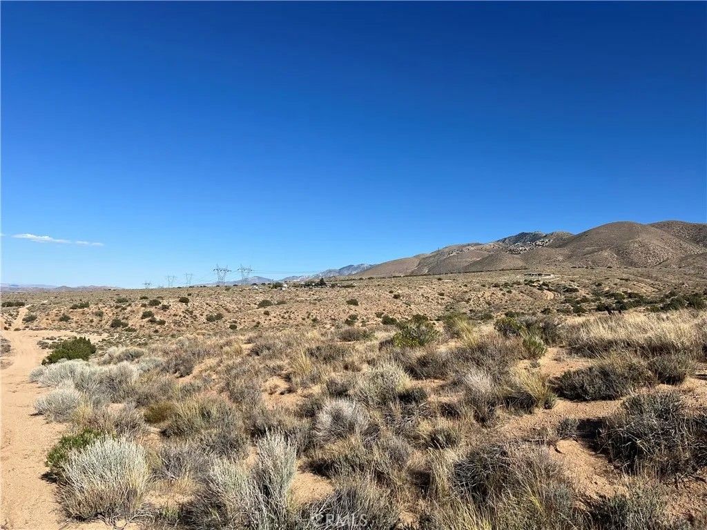 Photo of 26330 Mountain View, Apple Valley, CA 92308 (MLS # HD25251785)