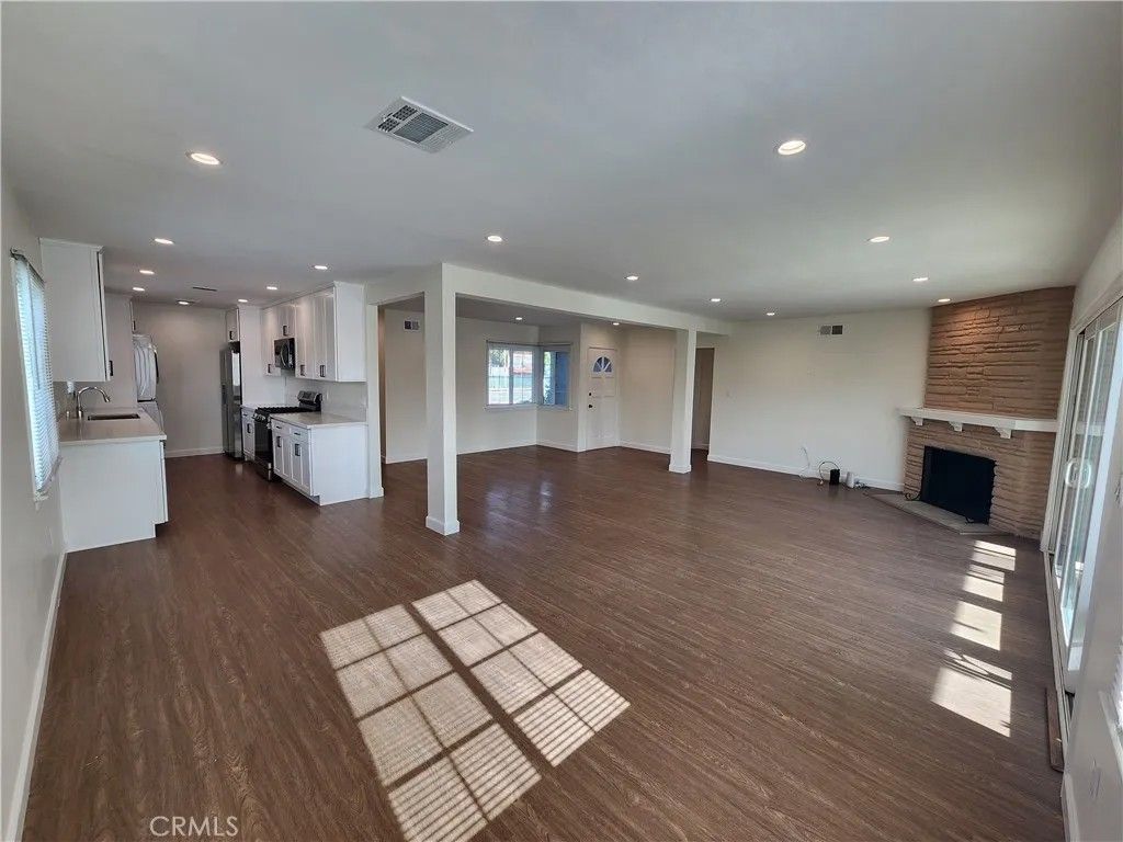 Photo of 16228 San Fernando Mission, Granada Hills, CA 91344 (MLS # SR26006509)