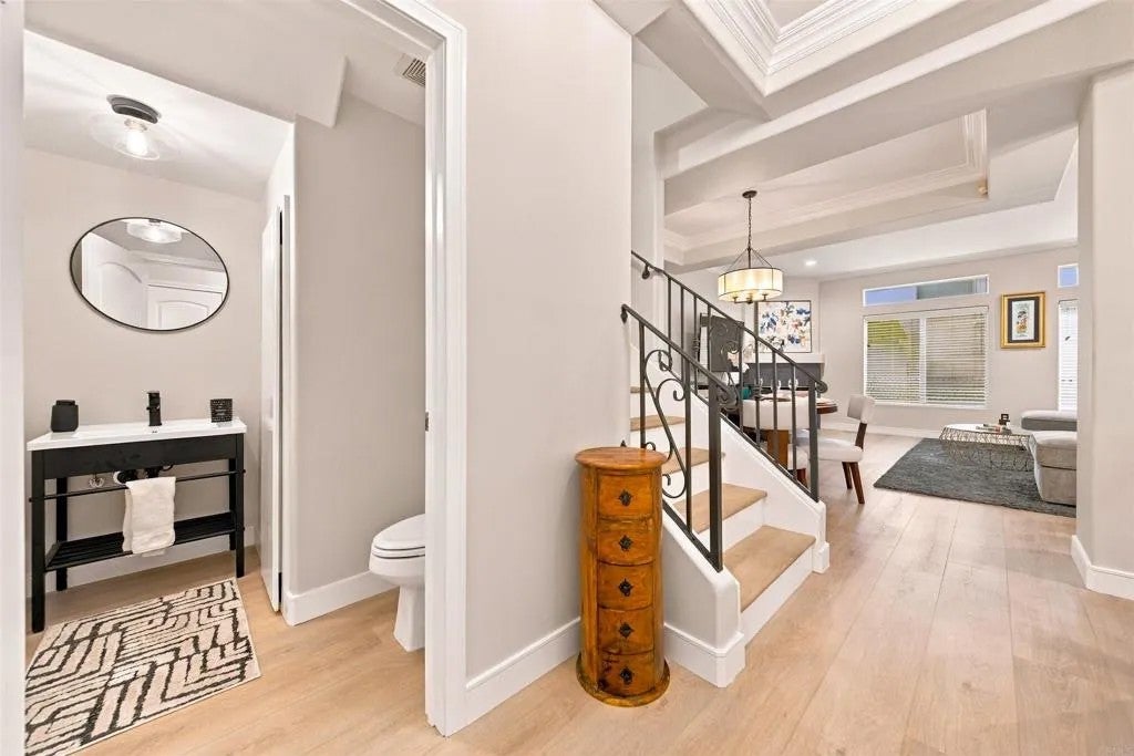 14819 Magnolia Boulevard 7