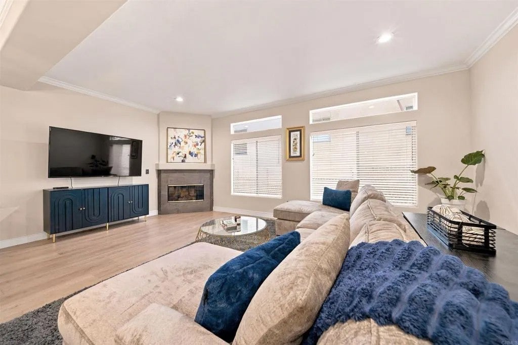 14819 Magnolia Boulevard 7