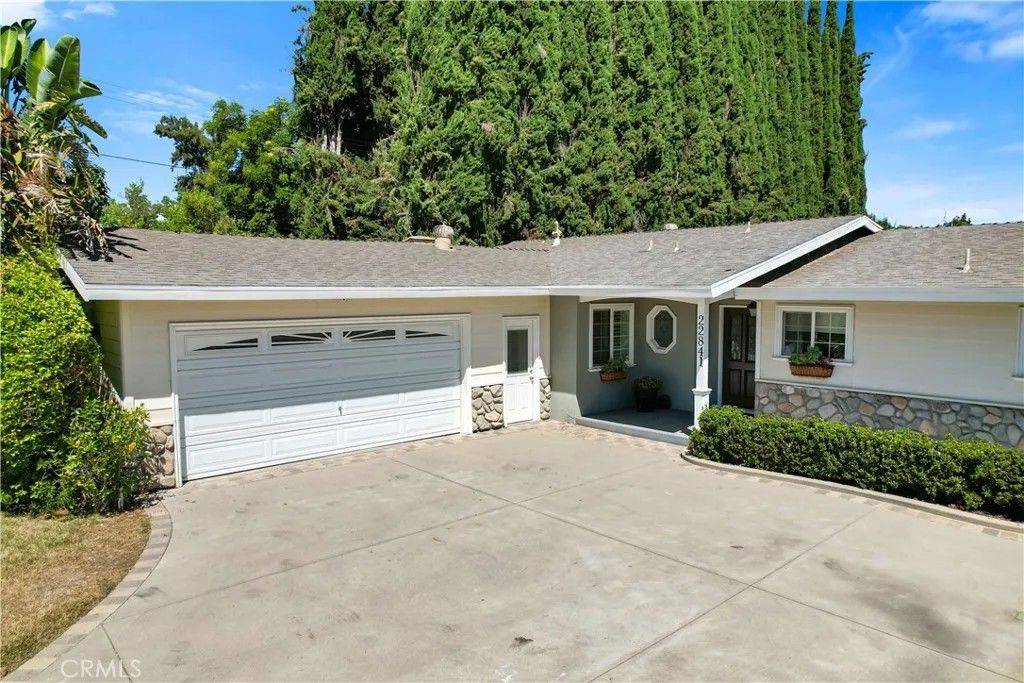 Photo of 22841 Mariano Street, Woodland Hills, CA 91367 (MLS # SR26044923)
