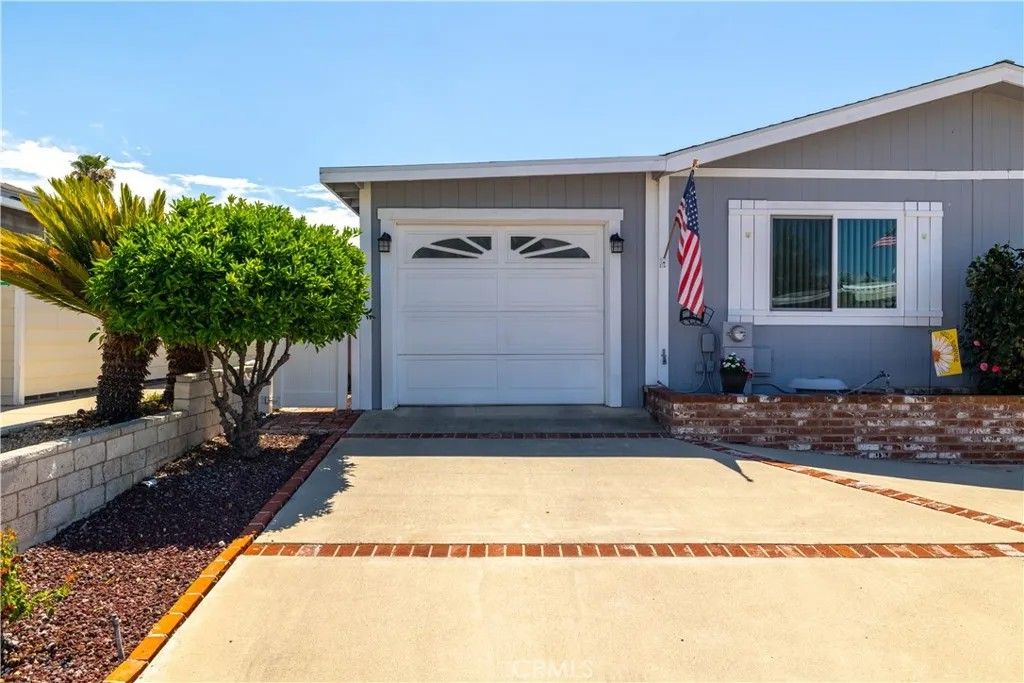 Photo of 29101 Camino Alba, Murrieta, CA 92563 (MLS # SW26073713)