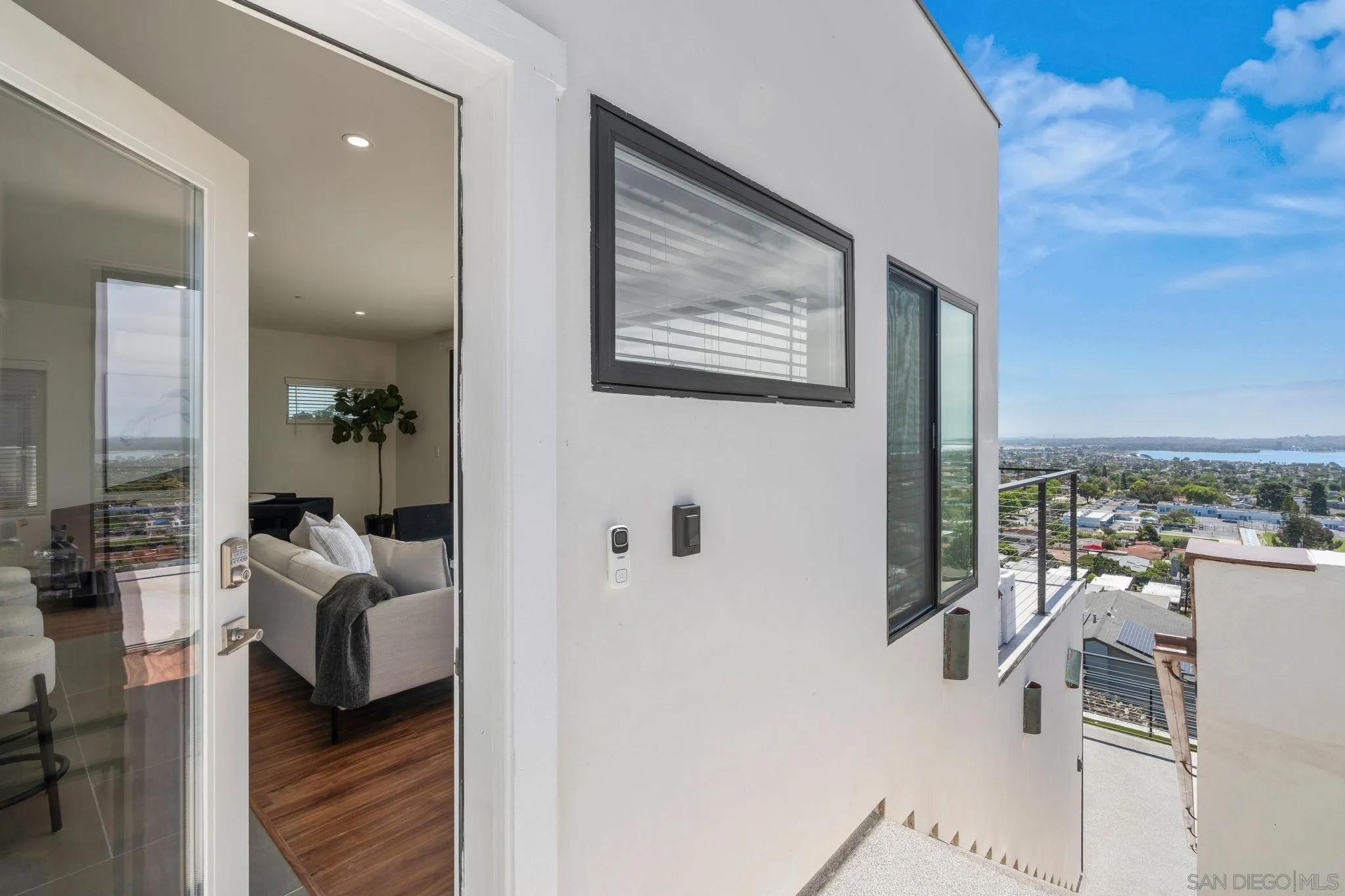 1251 - 1253 Van Nuys St