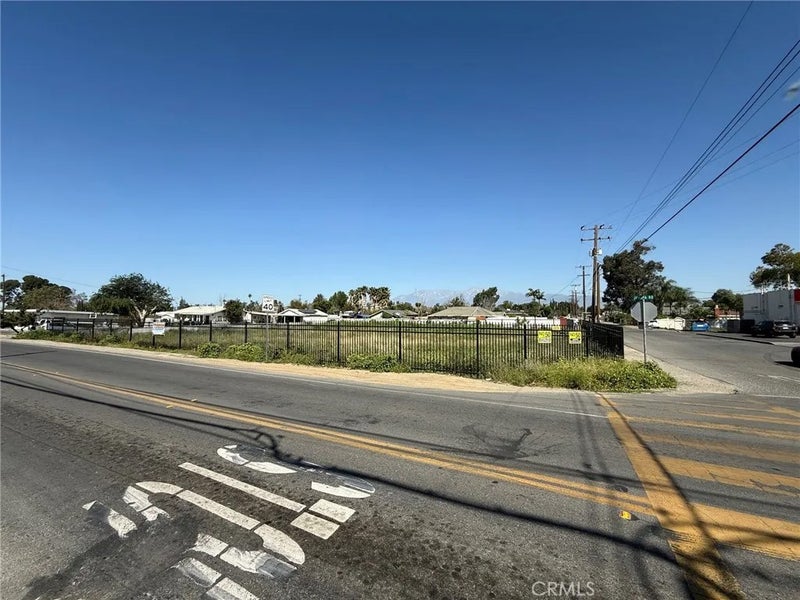 10621 Jurupa Rd