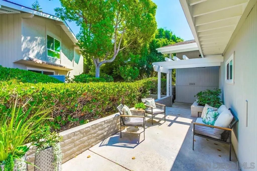 Photo of 2223 Caminito Preciosa Sur, La Jolla, CA 92037 (MLS # 250040564)