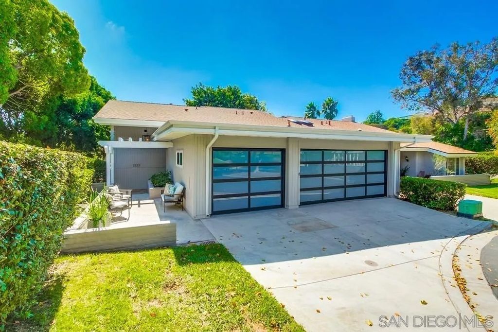 Photo of 2223 Caminito Preciosa Sur, La Jolla, CA 92037 (MLS # 250040564)