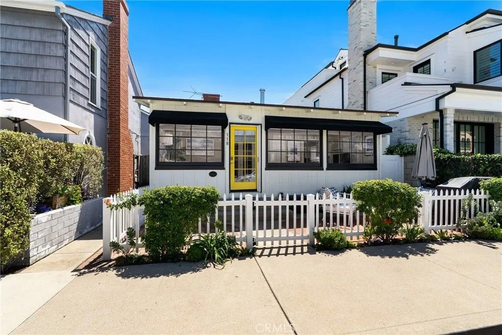 Photo of 118 Emerald Ave, Newport Beach, CA 92662 (MLS # PW26082073)