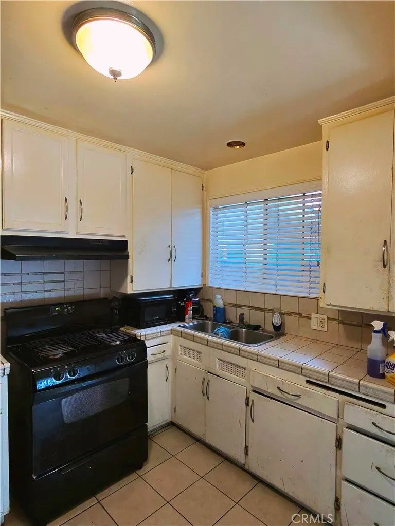 2310 W Compton