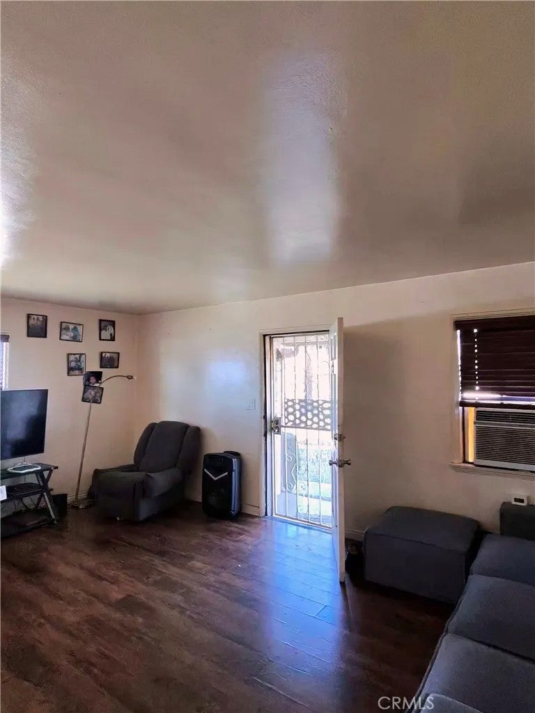 2310 W Compton