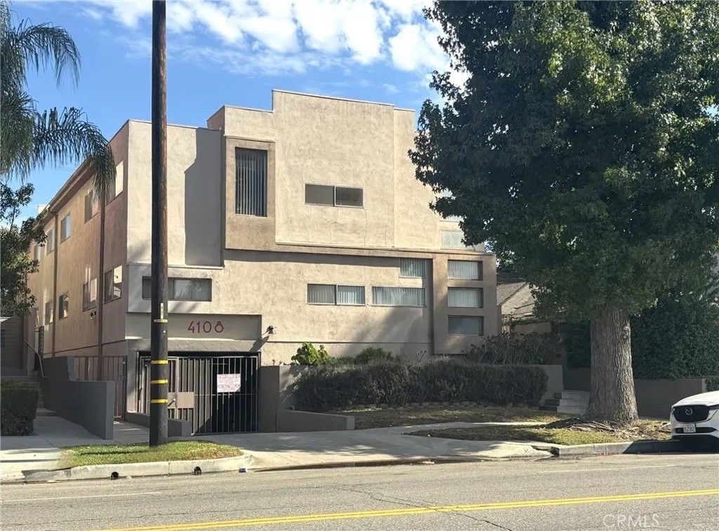 Photo of 4108 Whitsett Avenue, Studio City, CA 91604 (MLS # SR25267039)