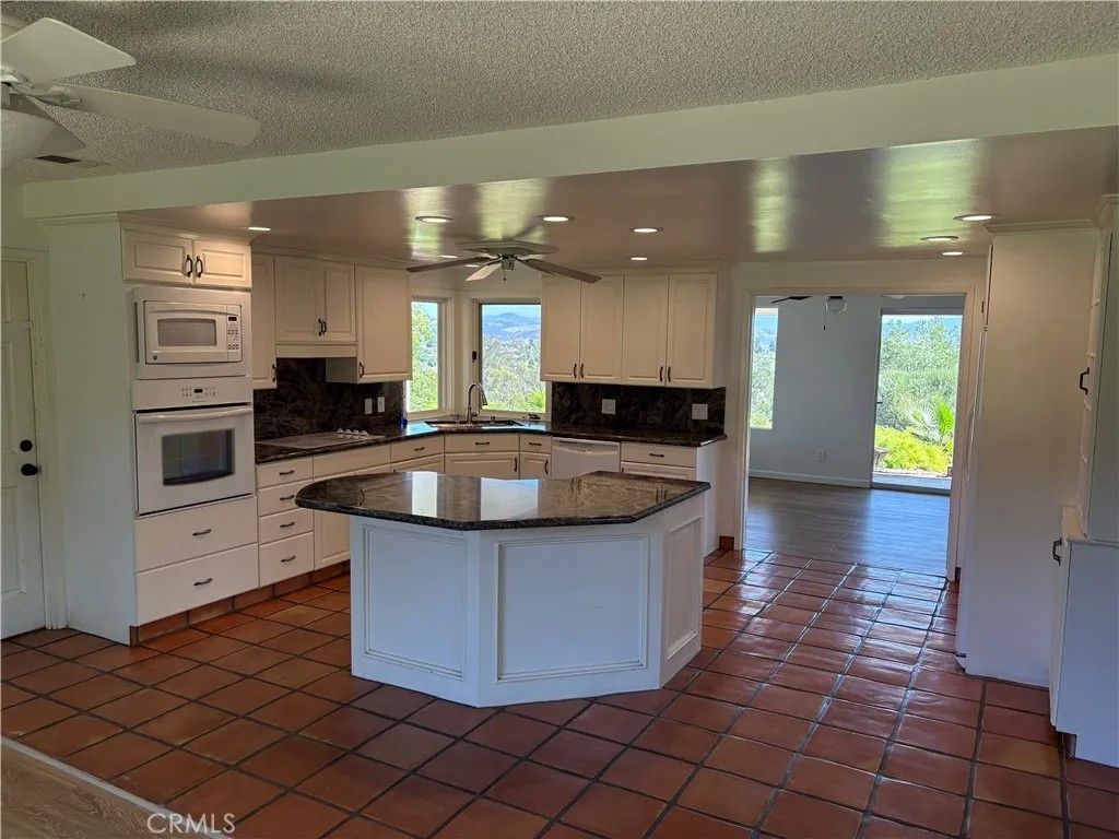 Photo of 1905 Vista Del Norte, Fallbrook, CA 92028 (MLS # TR25219476)