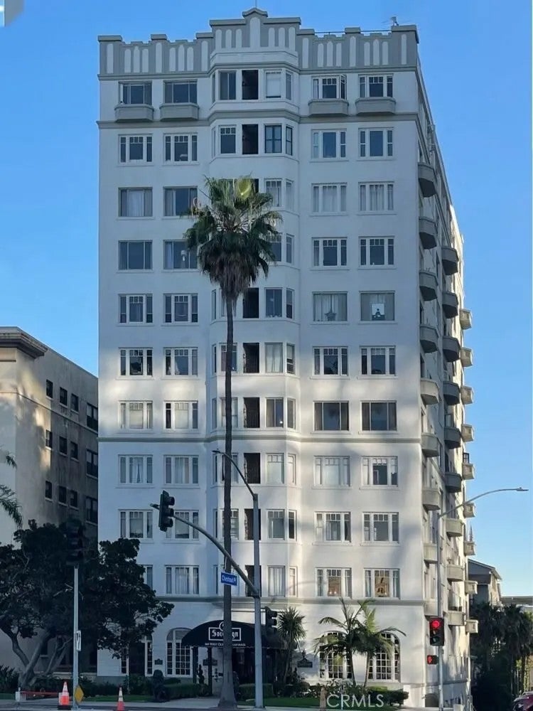 360 W Ocean 605