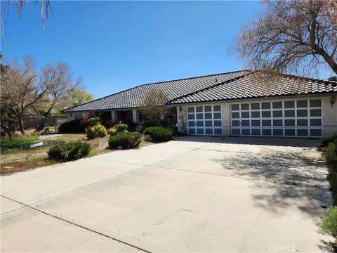 Photo of 19345 Oneida Road, Apple Valley, CA 92307 (MLS # CV26129101)