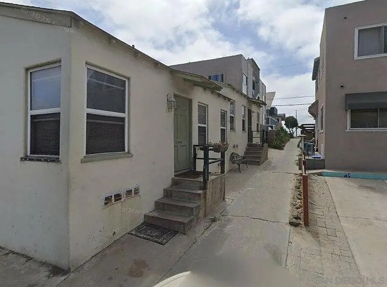 723-725 Sunset Court
