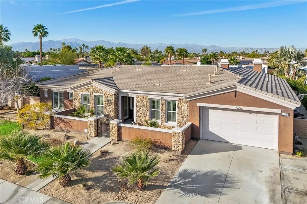 Photo of 1420 E Via Escuela, Palm Springs, CA 92262 (MLS # DW26024894)