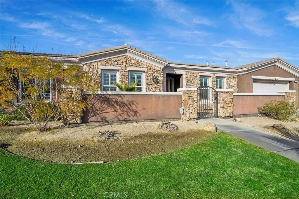 Photo of 1420 E Via Escuela, Palm Springs, CA 92262 (MLS # DW26024894)