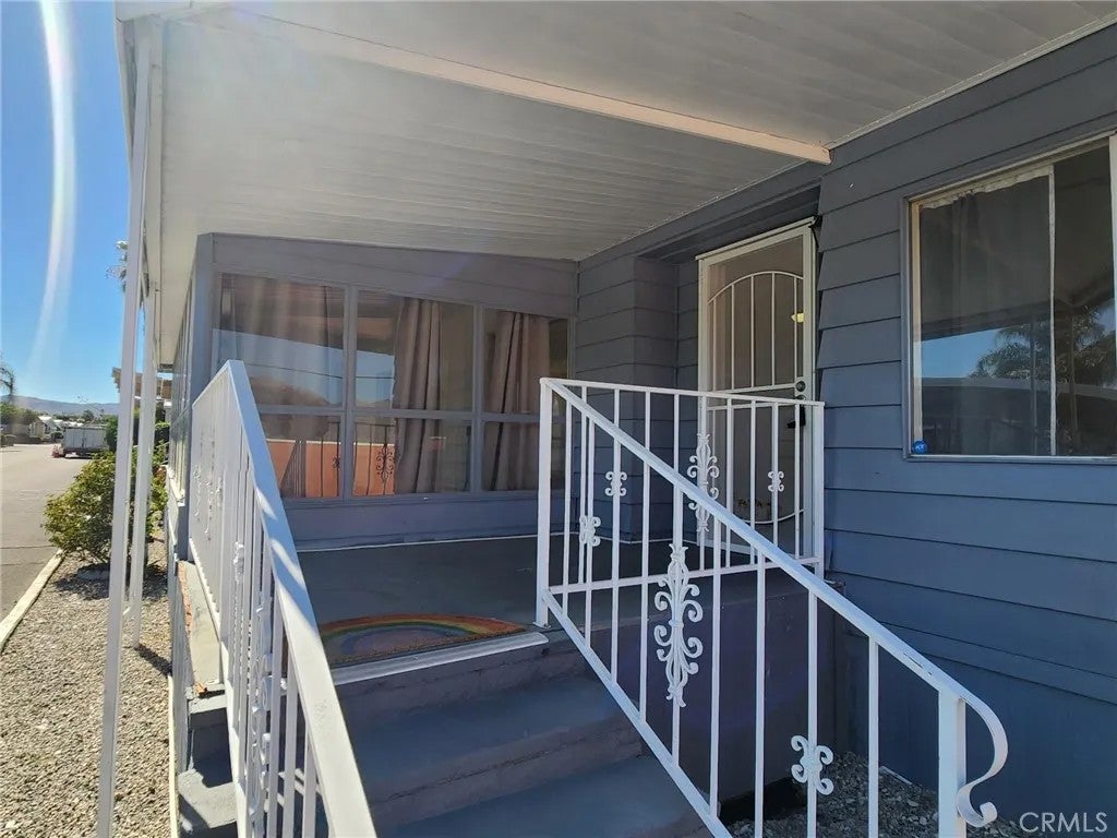 881 N Lake 290