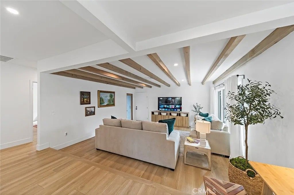 Photo of 2925 W Oak St, Burbank, CA 91505 (MLS # GD26040187)